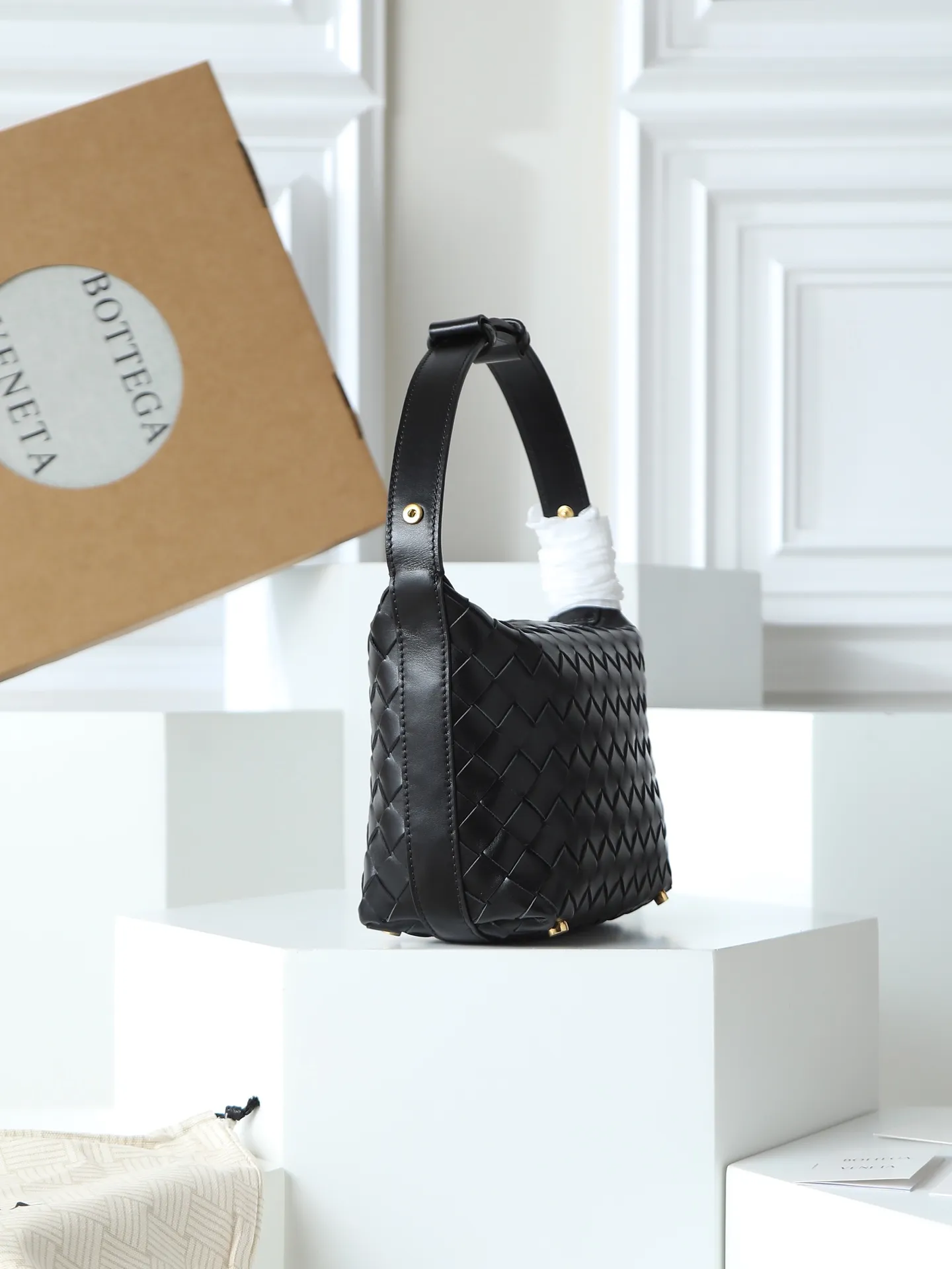 Batch 1620. A lunch bag that is predicted to be popular again this year. The entire bag is made of top-grade naa lambskin. It is very soft and lightweight. It also uses the intrecciato weaving process that the two founders spent several months developing from the beginning of the brand. It is completely hand-woven by Italian craftsmen. It perfectly reflects the craftsmanship of Bottega. The entire bag shape is also a very practical and popular lunch box bag shape. The slightly curved arc of the bag mouth can also better fit our wrists. Style number: 754443 Size: 22*13*9